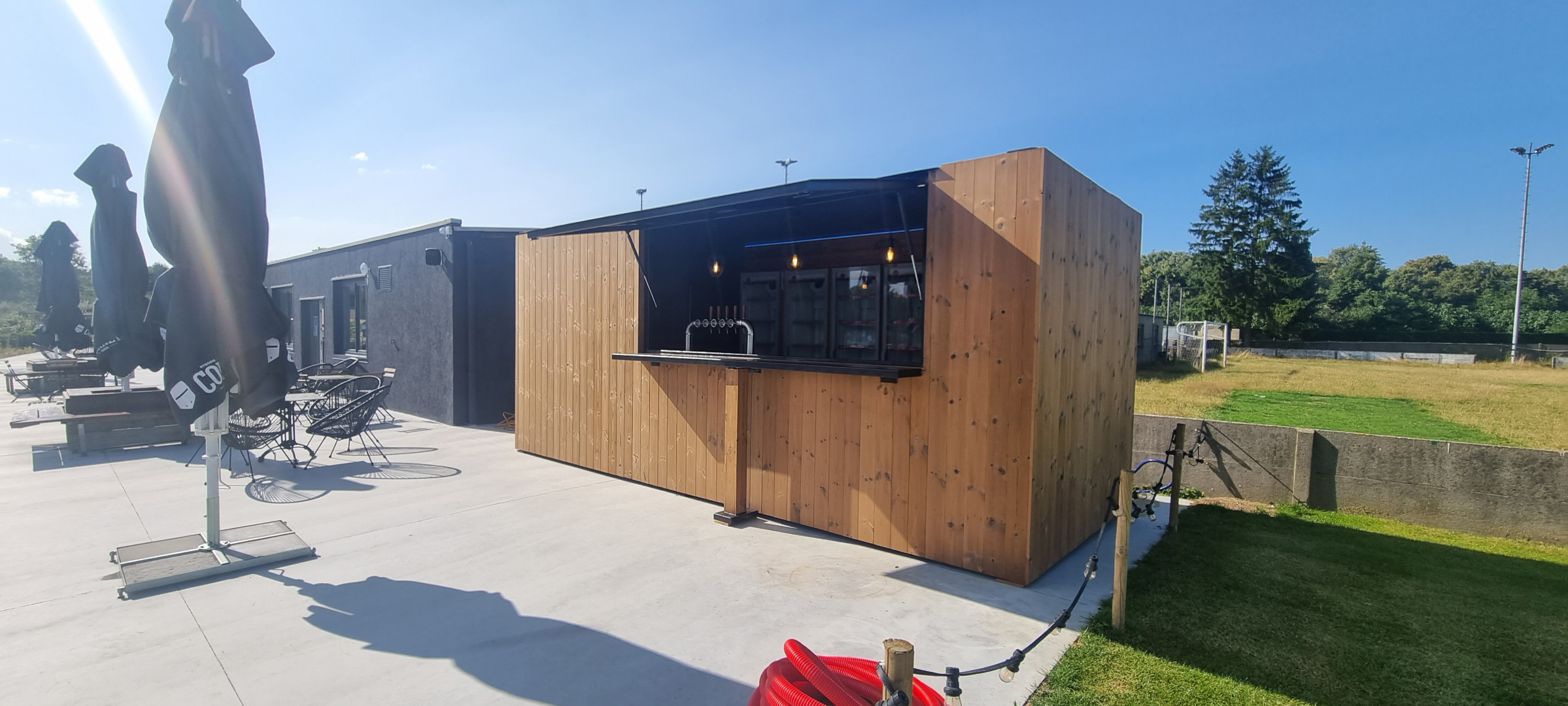 Trendy barcontainer met volledige uitrusting zoals tapkranen, elektriciteit, koelkasten en wastafel.