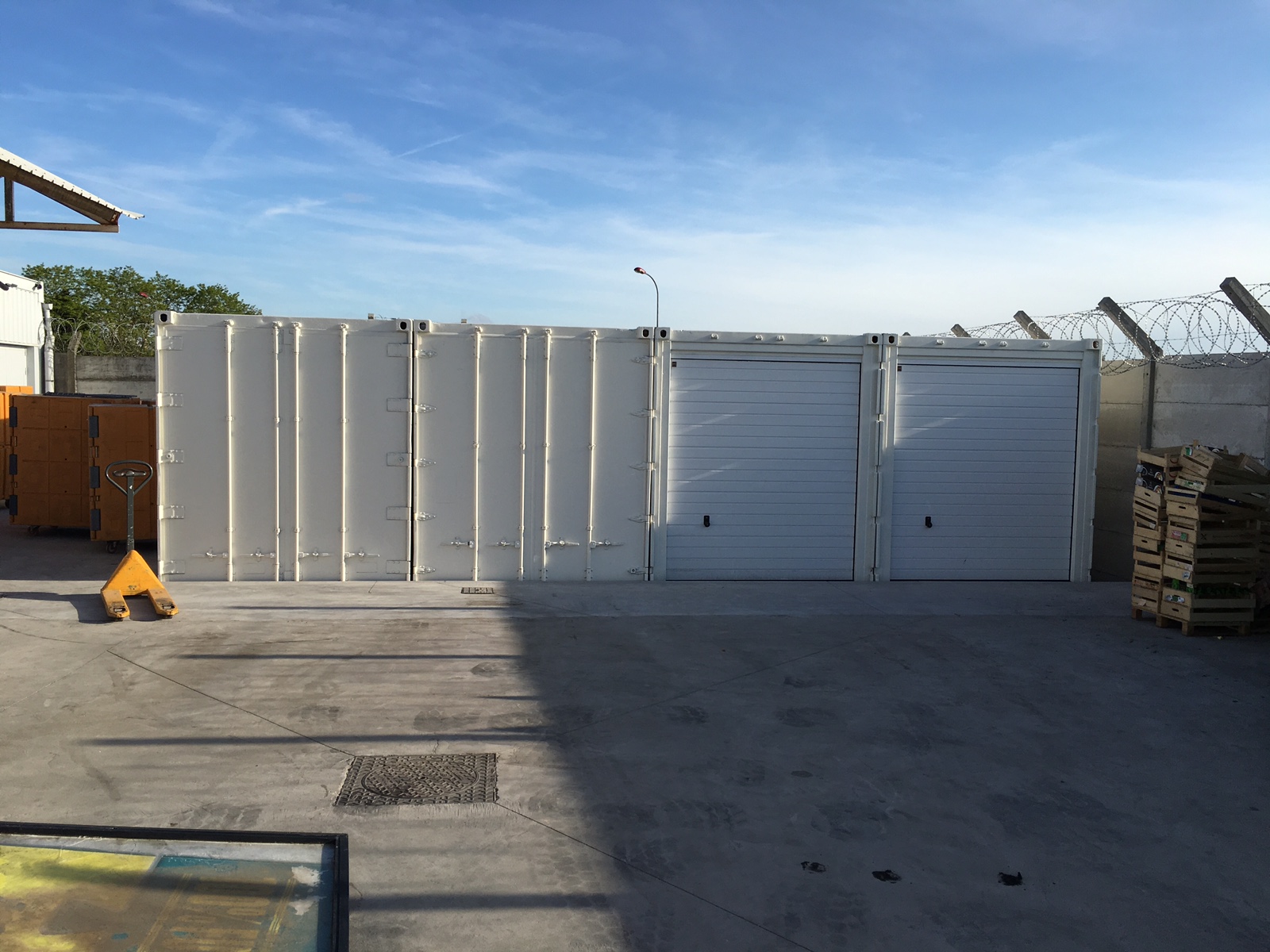 Ruime garageboxen gemaakt van vier 20 ft containers en automatische garagepoorten.